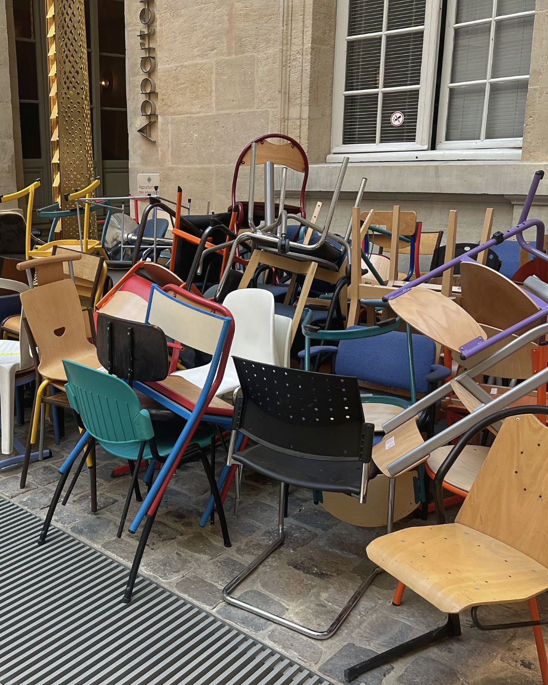 L’œuvre « Barricade » de Dominique Mathieu à l’Hôtel de la Marine, 2025